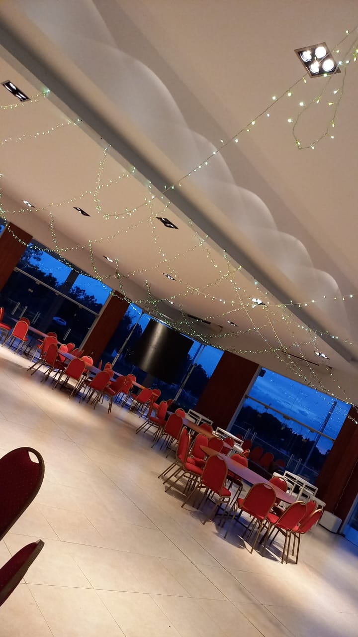 Salón ambientado con luces y sillas rojas